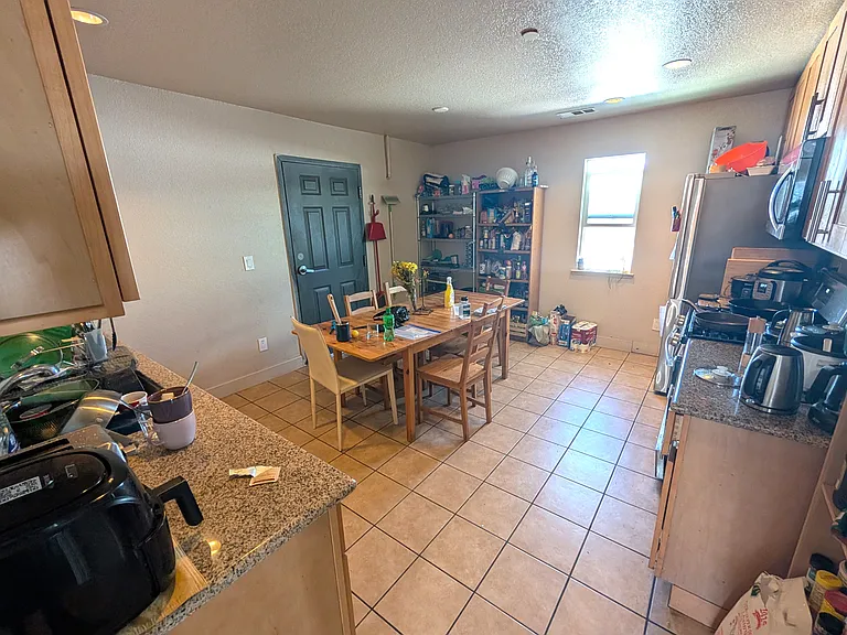2504 Dana St — Photo 4