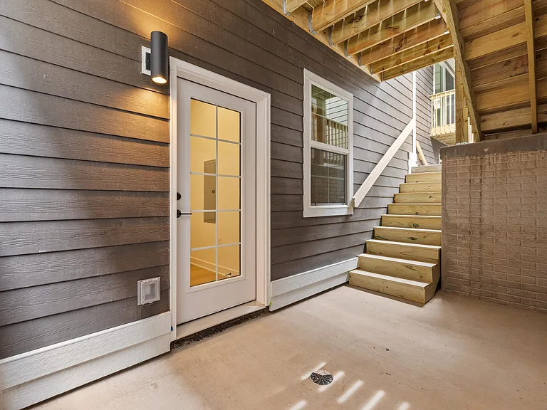 1135 SW 11th St — Photo 35