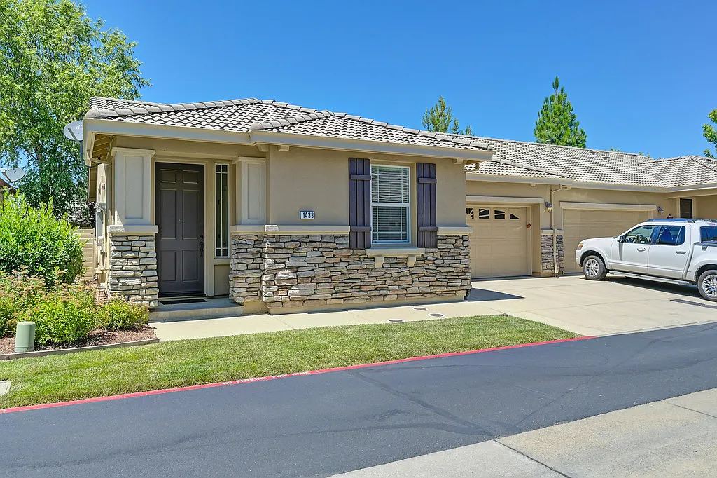 1433 Cypress Ln — Photo 1
