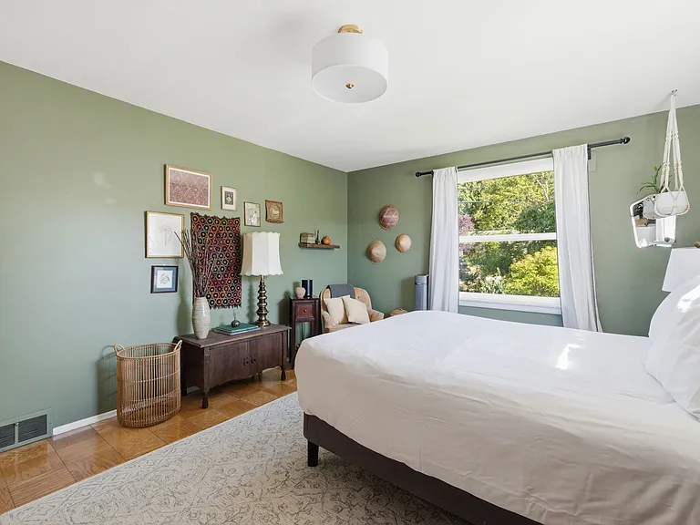 Primary bedoom