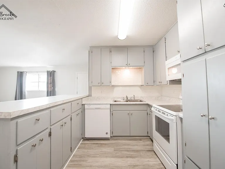 1020 W Cornelia Ave — Photo 18