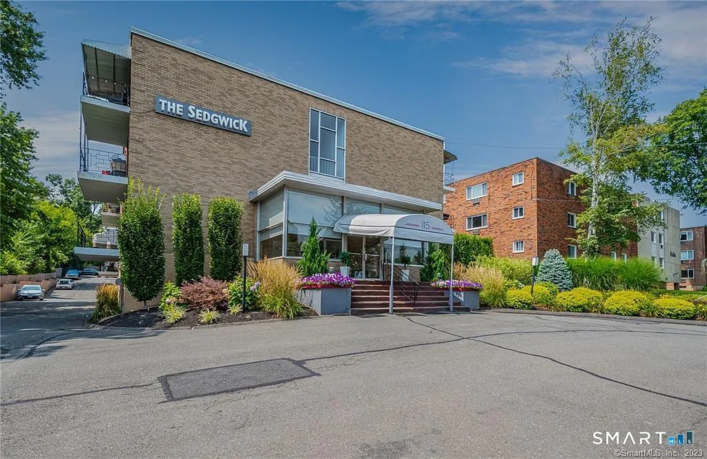 2 bed, 1.5 bath, 1057 sqft, $2,800 — Photo 2