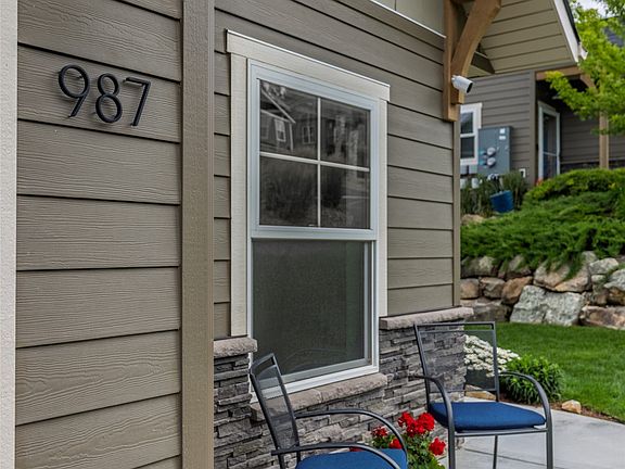 3rd image of 987 Sonoma Dr