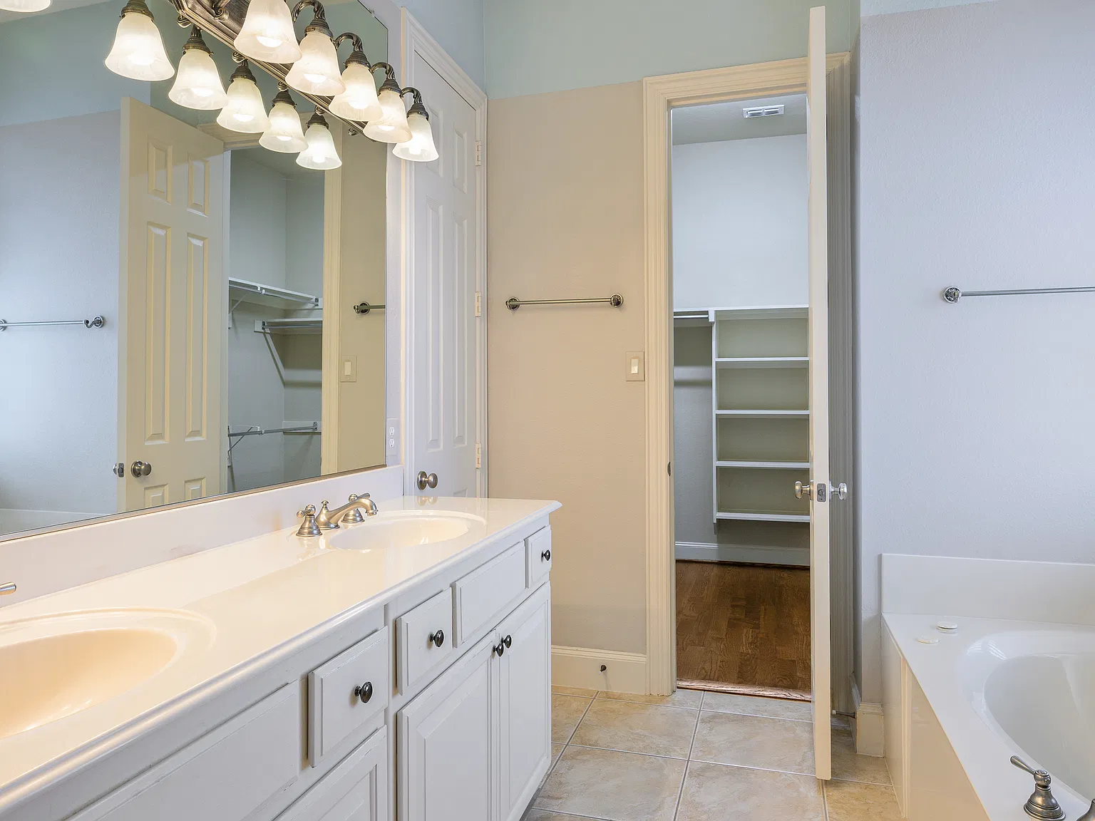 4 bed, 3056 sqft, $3,500 — Photo 4