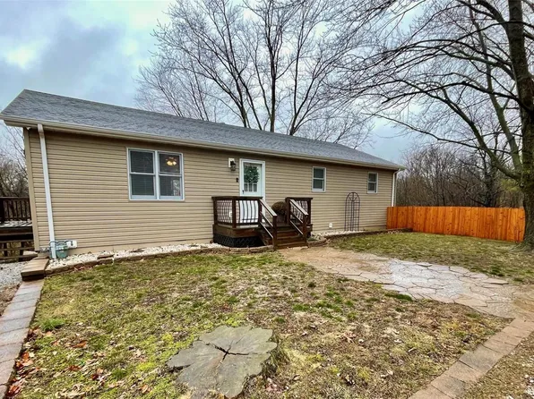 309 S Locust St, Highland, IL 62249