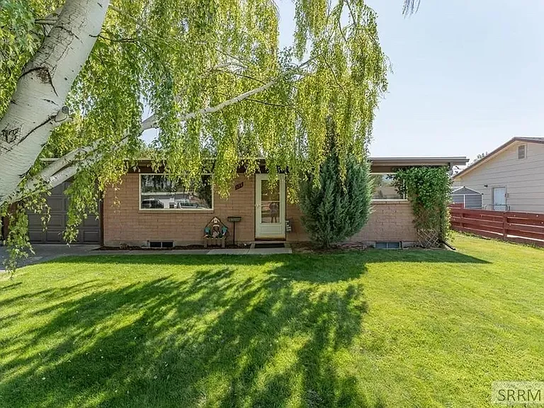 328 Melrose Dr — Photo 1