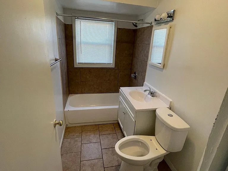 15032 Dorchester Ave #1W — Photo 4