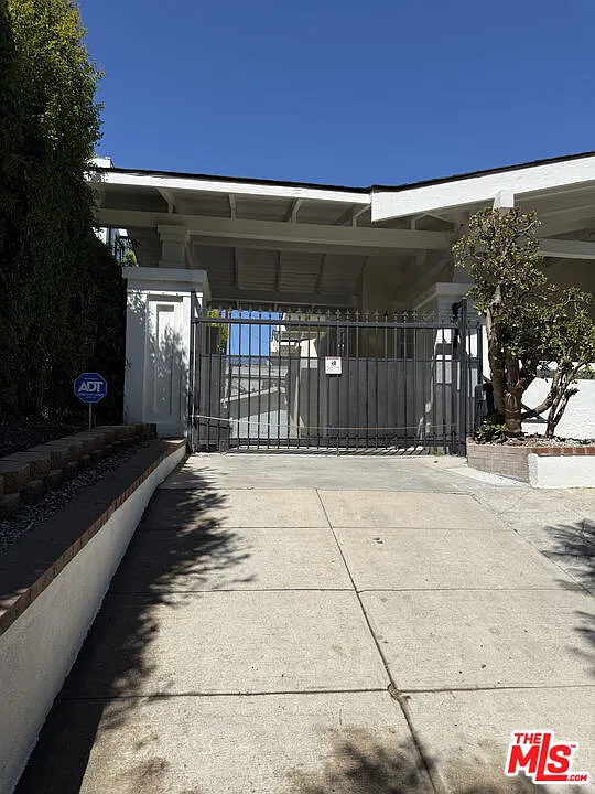 4 bed, 3.0 bath, 2052 sqft, $6,700 — Photo 2