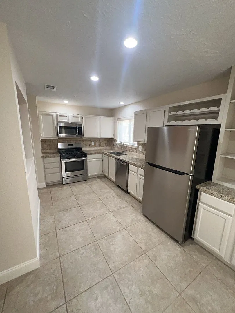 7402 Wood Bluff Blvd - Ask about our No Cash Security Deposit Option — Photo 3