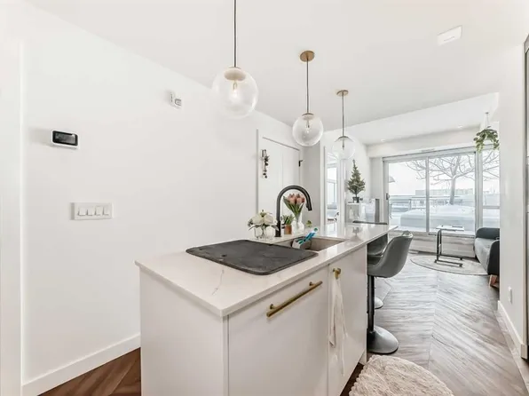 8505 N Broadcast Ave SW #207, Calgary, AB T3H 6B5
