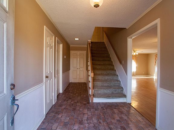 3rd image of 102 Arapaho Cir