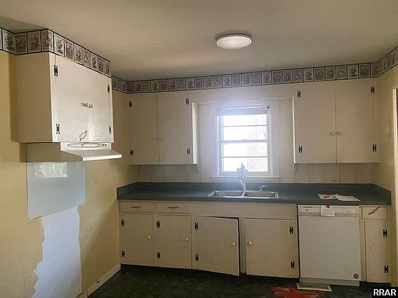 3rd image of 700 Tibbs St