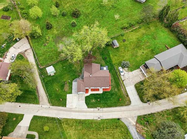 920 Circle Dr, Wellman, IA 52356