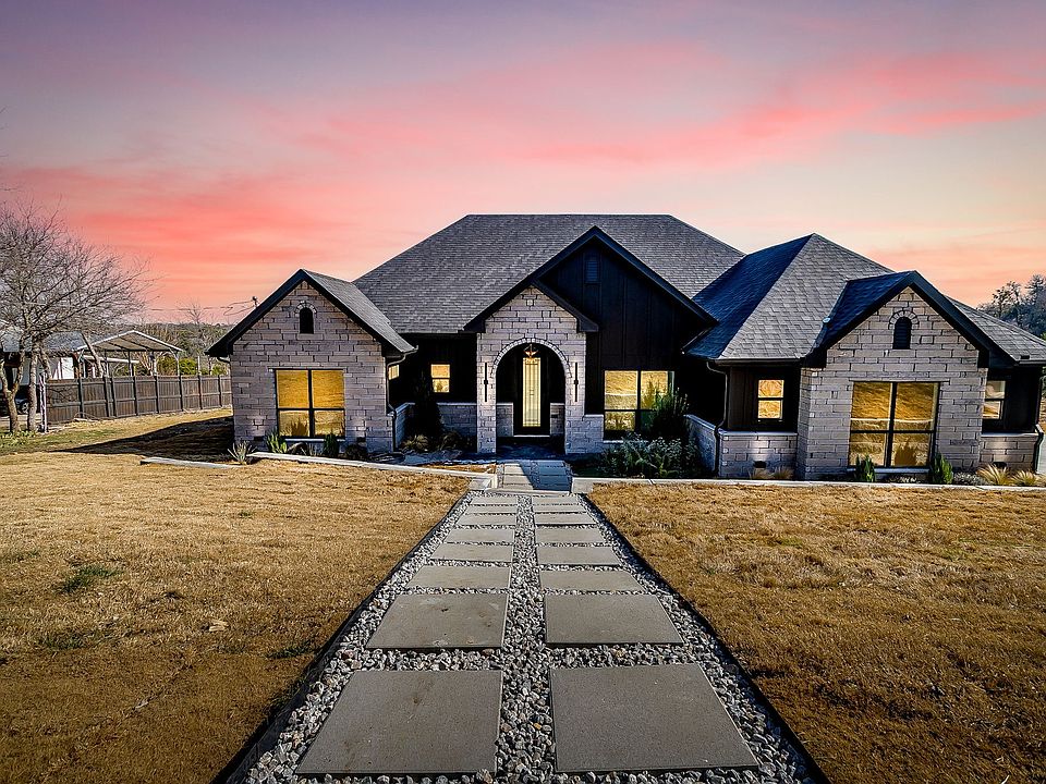 1st image of 208 N Mountain Rdg