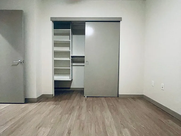 Lexington Apartments — Photo 15