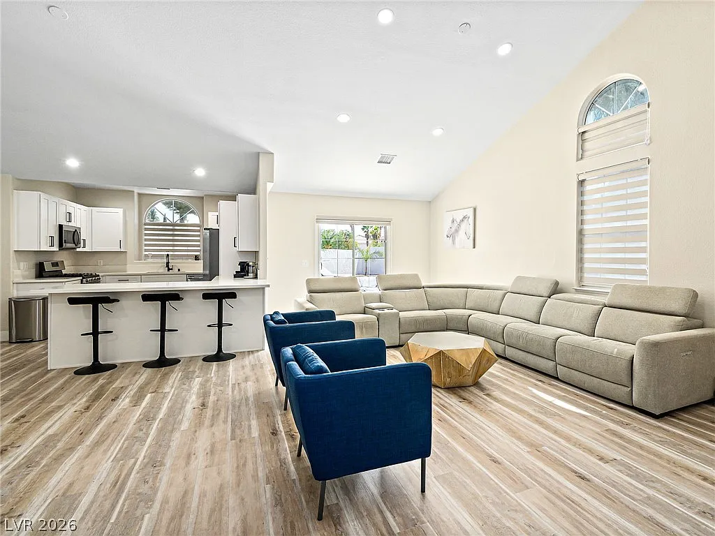 4 bed, 2.5 bath, 2427 sqft, $4,995 — Photo 2