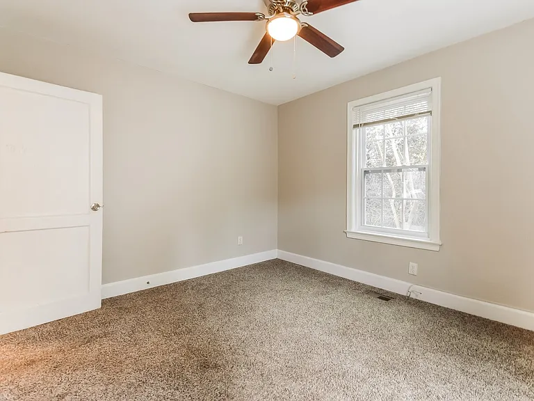 566449_029_bedroom_13548055.jpg