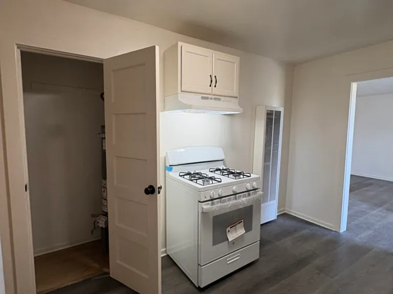 39 E 6th St #D — Photo 1