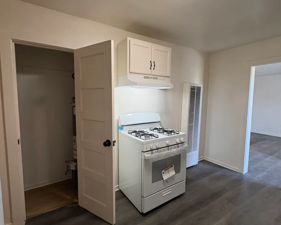 39 E 6th St #D