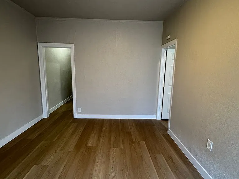811 W 43rd St #1 — Photo 5