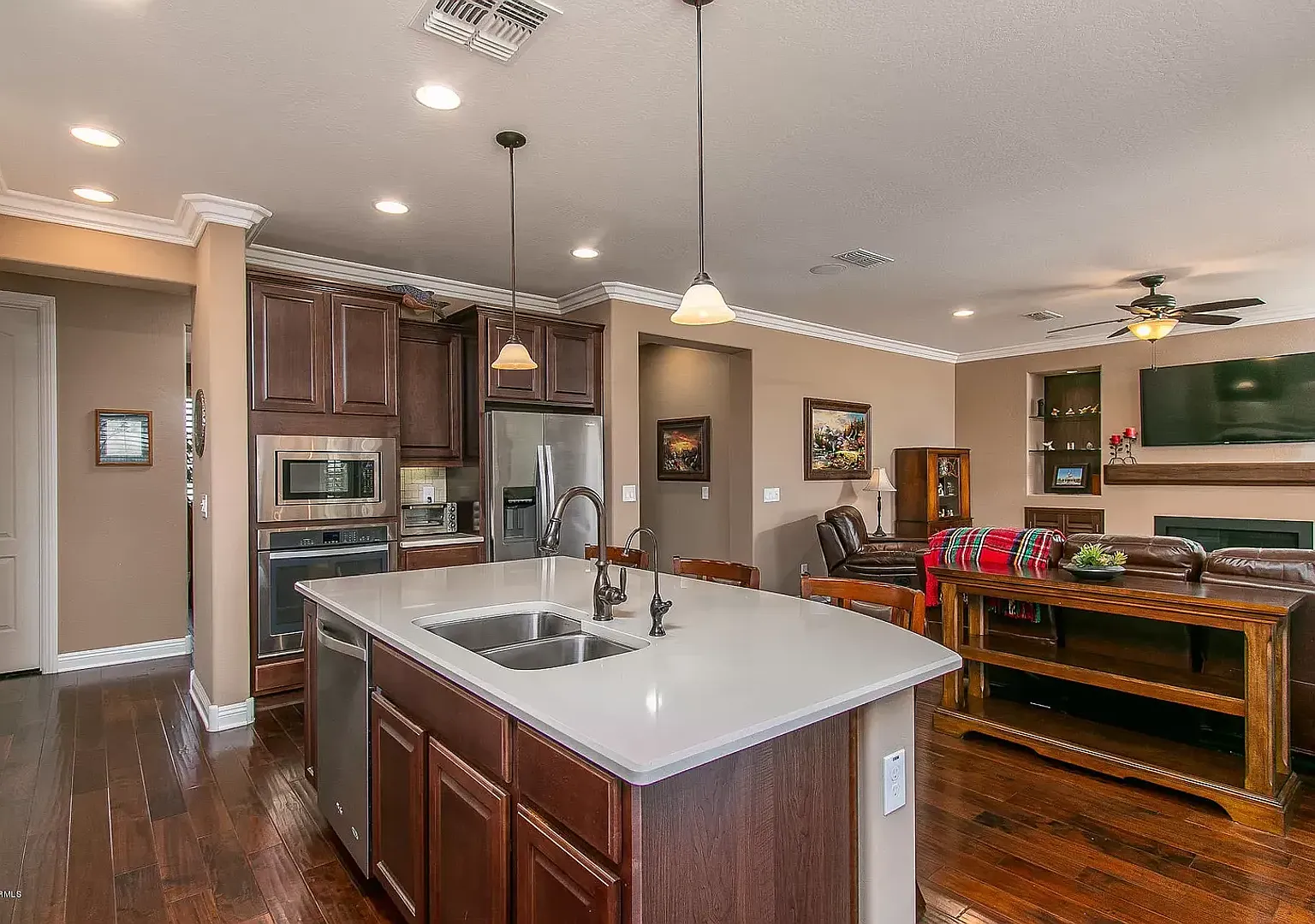 Gorgeous 3/2 Bed/Bath Peoria Home W/Solar — Photo 3