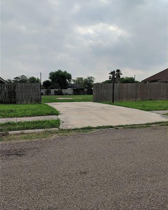 2nd image of 905 Sunny Dr