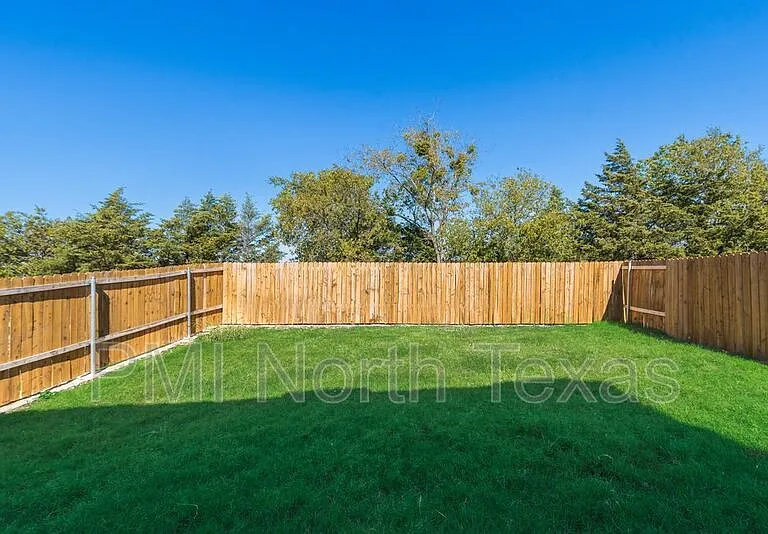 1421 Butler Ave — Photo 23