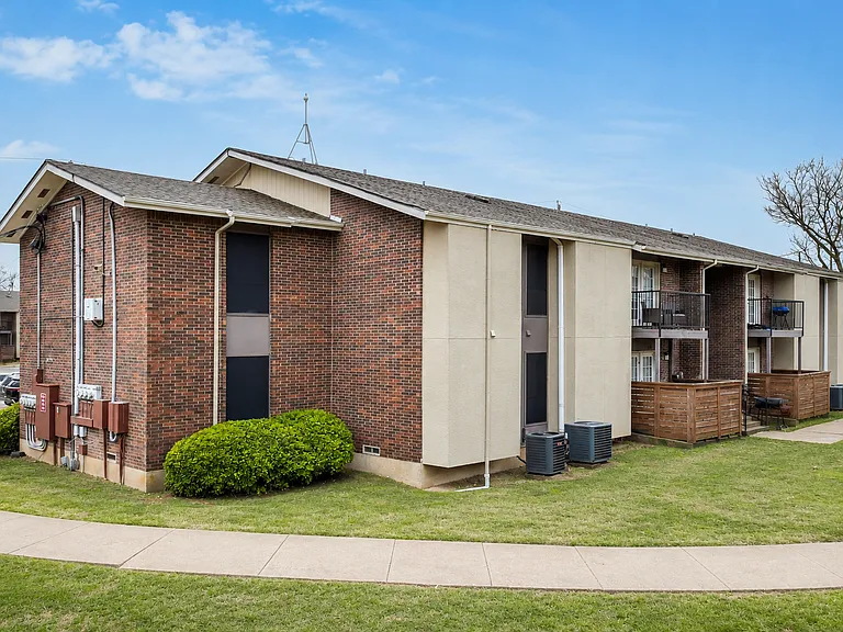 Riverbend Apartments — Photo 11