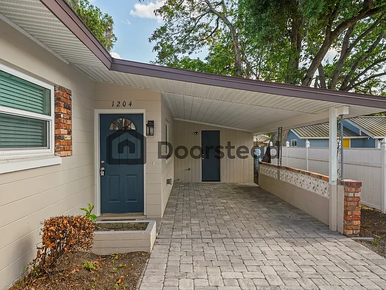 1204 E Esther St — Photo 3