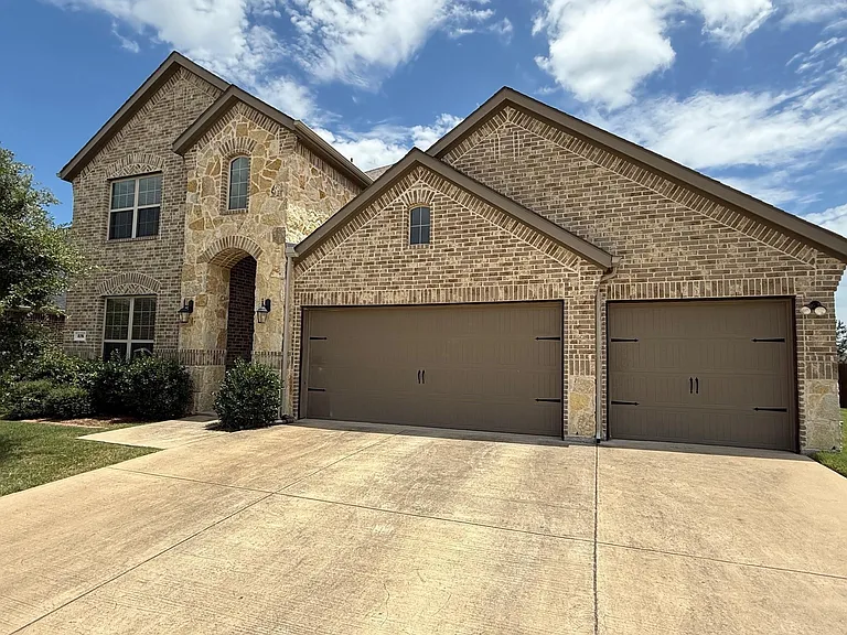 276 Goliad Trl — Photo 1