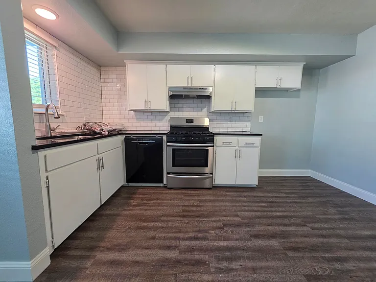 1115 E Parker St — Photo 6