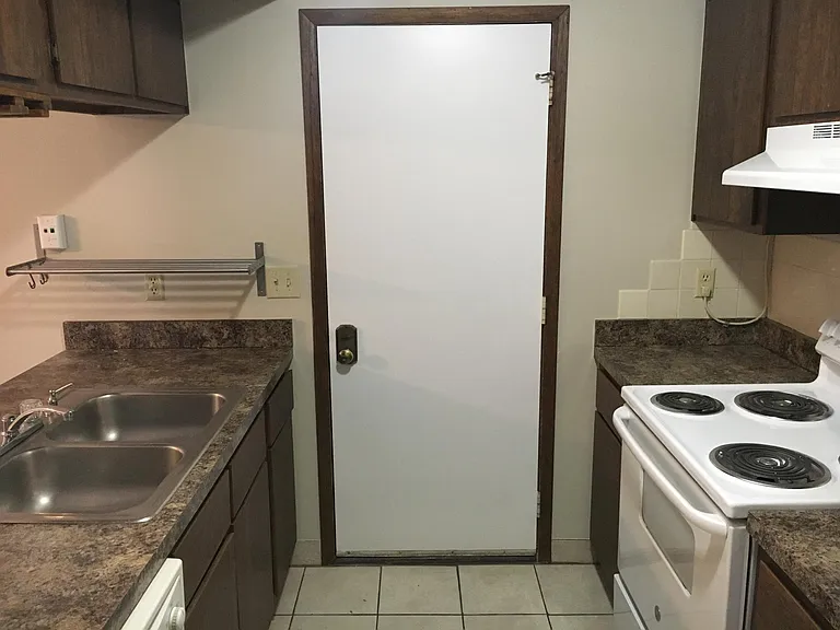 1790 Queensbridge Dr — Photo 8
