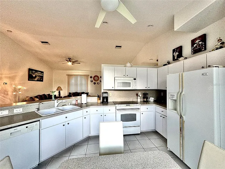 219 Venetia Ave — Photo 7