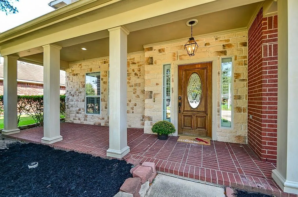 4 bed, 2.5 bath, 2692 sqft, $2,850 — Photo 2