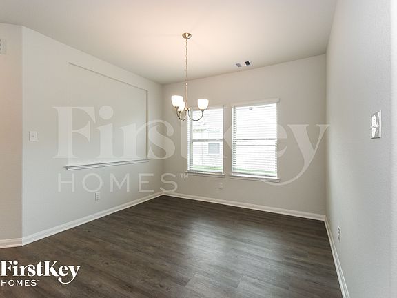 5th image of 321 Lakeway Cir