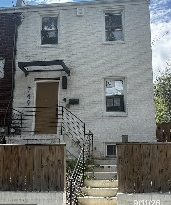 1st image of 749 Adrian St SE