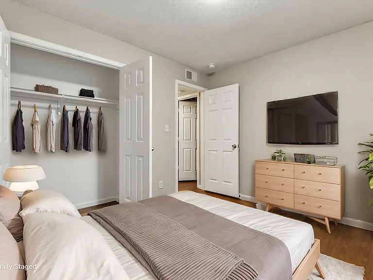 Royal Ridge Apartments — Photo 26