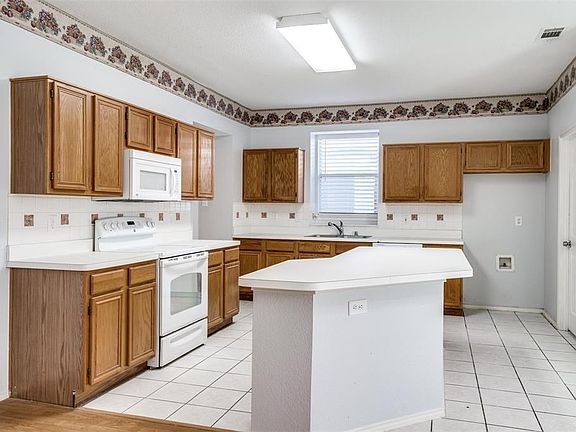 2nd image of 815 Parkview Cir