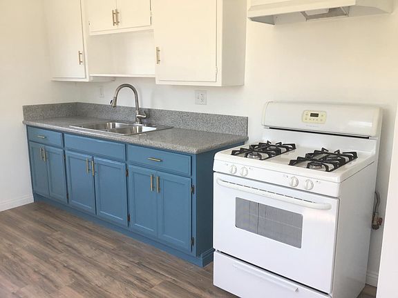 Stove and Refrigerator included