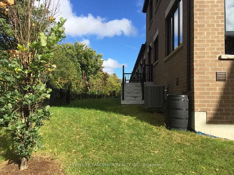 21 Kenneth Wood Cres — Photo 2