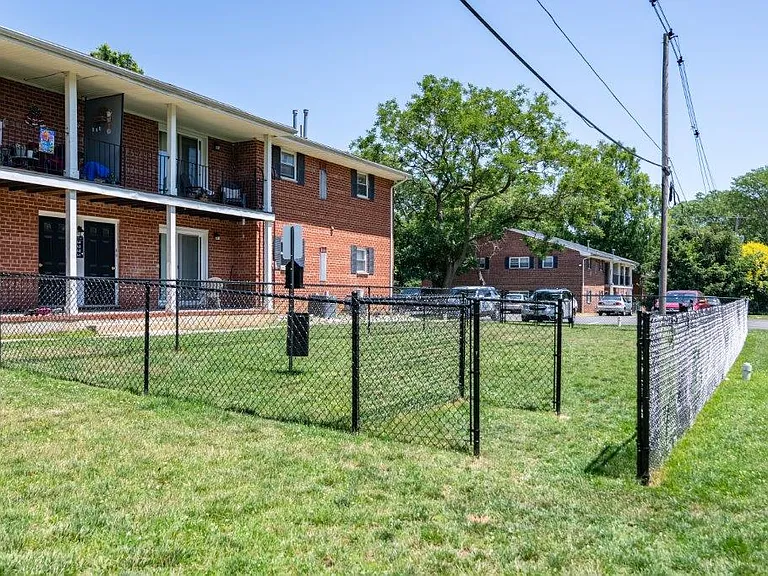 Post and Coach Apartment Homes — Photo 8
