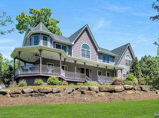 2 Dibella Dr, Park Ridge, NJ 07656