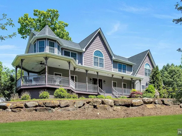 2 Dibella Dr, Park Ridge, NJ 07656