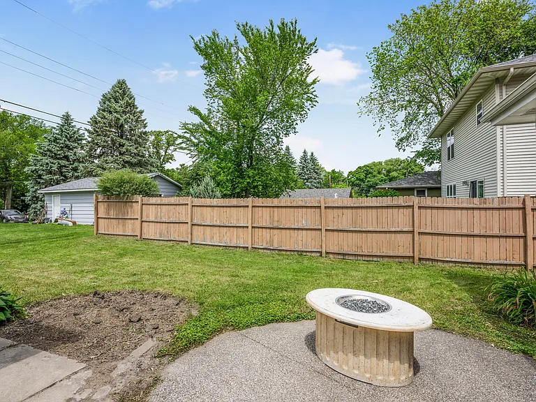 2715 Kirkwood Ln N — Photo 12