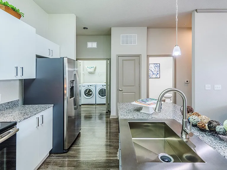 Centre Pointe Apartments — Photo 19