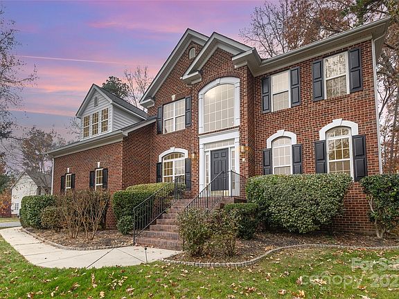 2nd image of 884 Clonmel Dr