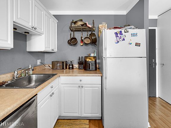 5th image of 3930 N Pine Grove Ave APT 906
