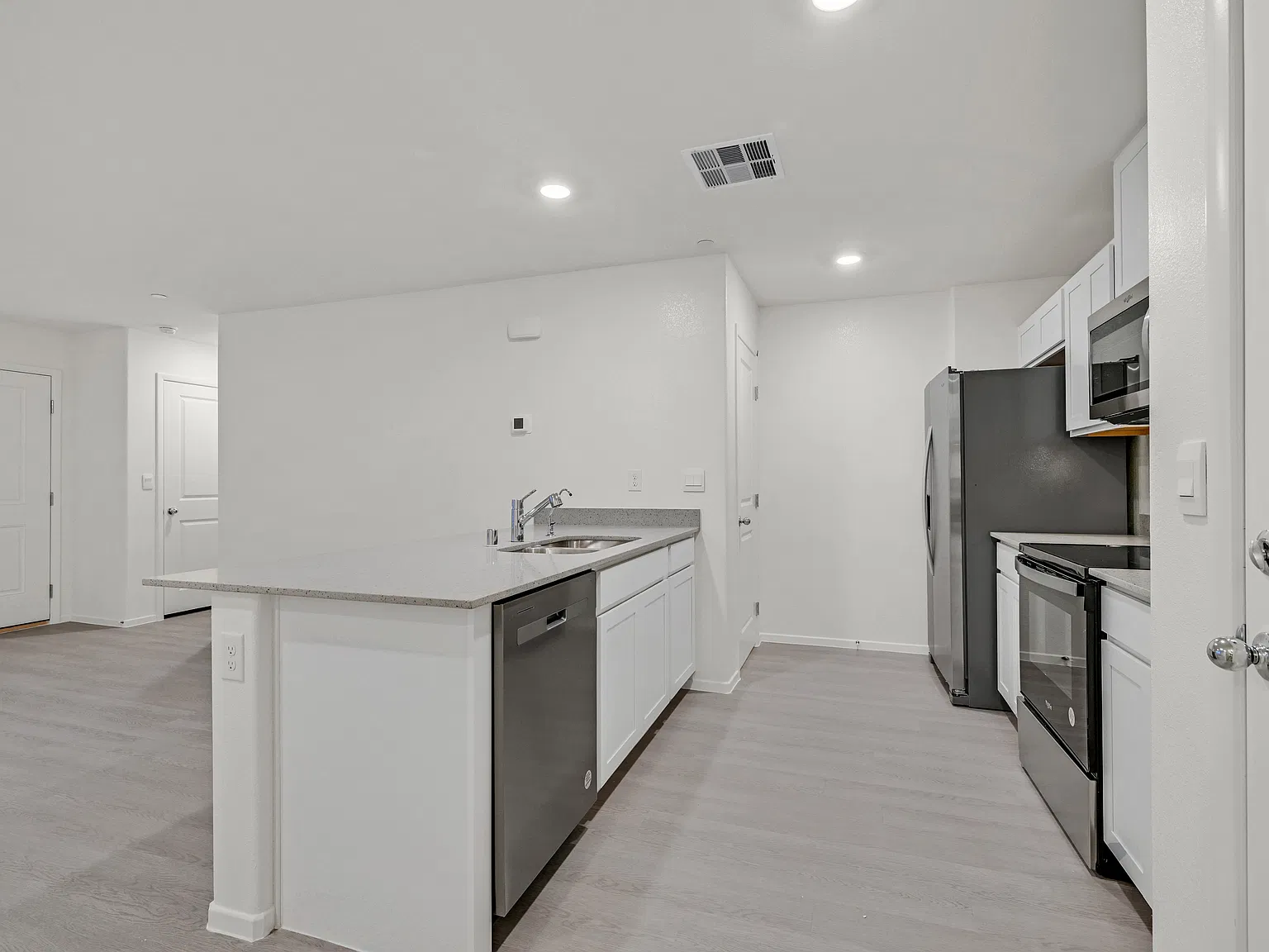 3 bed, 2.5 bath, 1309 sqft, $2,100 — Photo 2