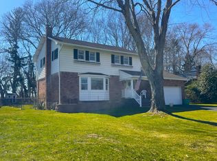 93 Saint Marys Dr, Riverhead, NY 11901