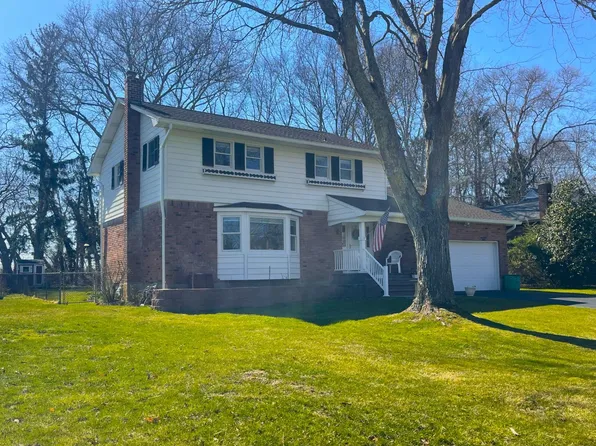 93 Saint Marys Dr, Riverhead, NY 11901